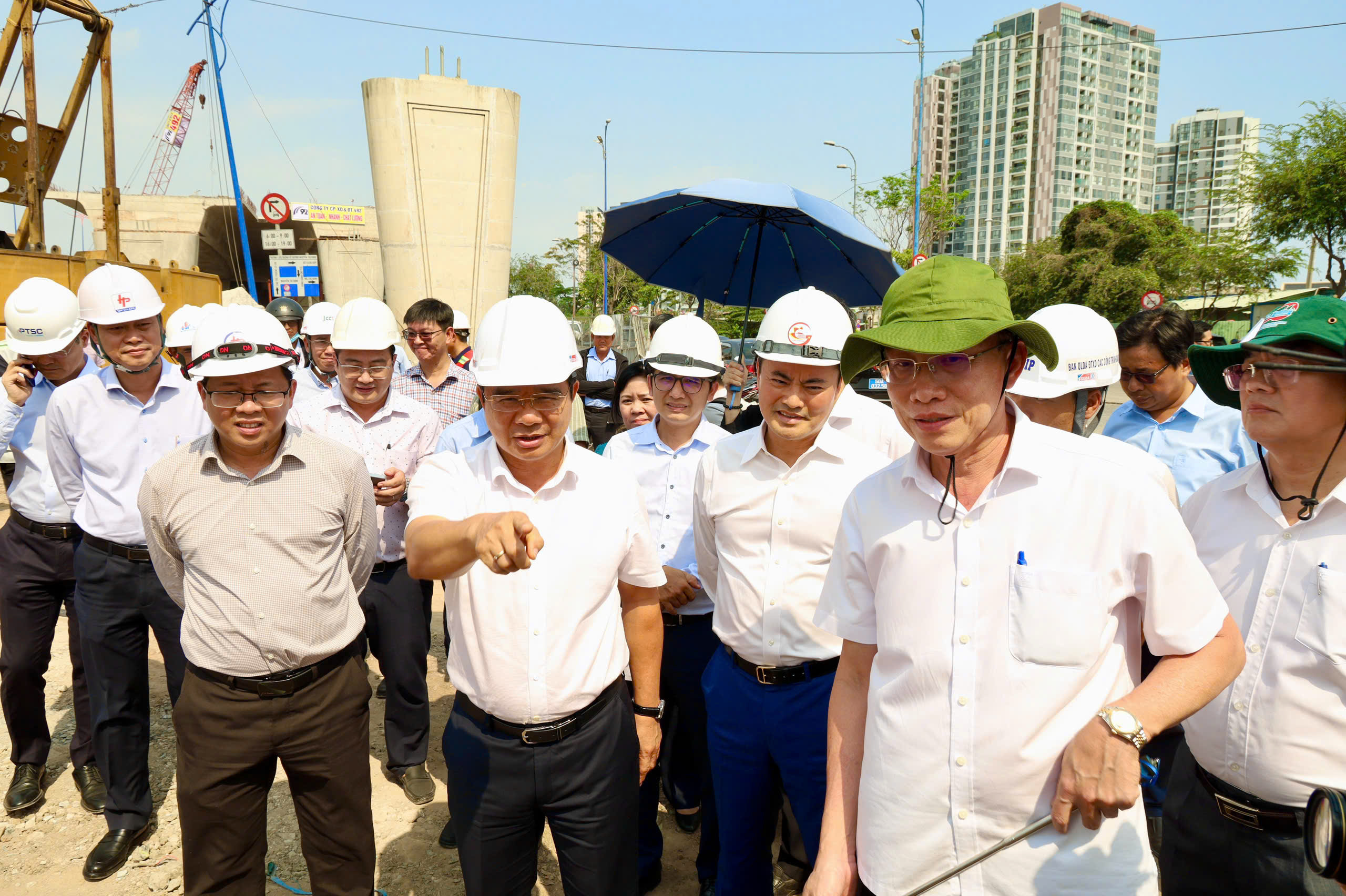 Chủ tịch UBND TPHCM kiểm tra tiến độ nút giao An Phú - Ảnh 4.
