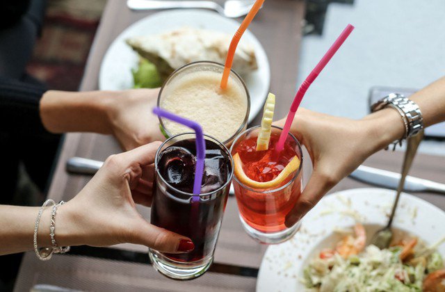 Việc uống nhiều đồ uống có đường còn khiến lượng đường trong máu và insulin tăng đột biến. Ảnh minh họa