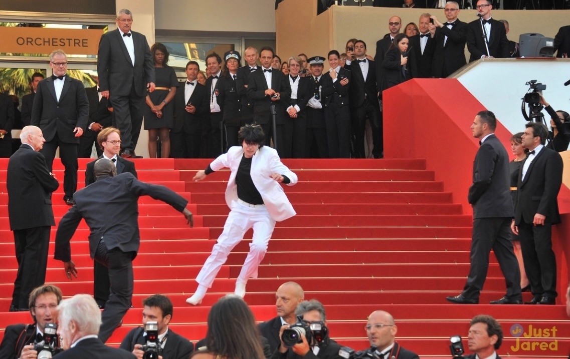 Rần rần khoảnh khắc Timothée Chalamet té lộn cổ trên thảm đỏ Oscar, thực hư ra sao?- Ảnh 2.
