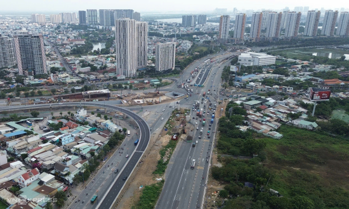 Trong khi đó, tại nút giao An Phú, điểm thường xuyên tắc nghẽn những ngày lễ, tết, đợt này lại thông thoáng hơn. Khu vực này hiện khai thác hai hầm chui và nhánh cầu vượt giúp giải quyết tình trạng ùn tắc ở nút giao này. Ảnh: Quỳnh Trần