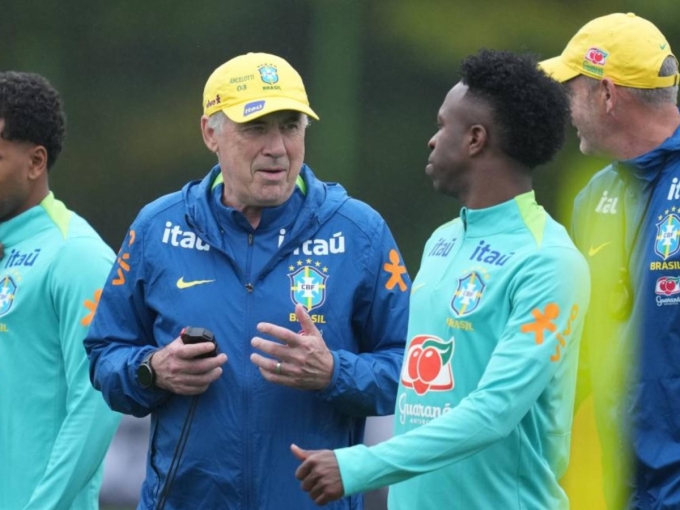 Ancelotti trao đổi với Vinicius trong một buổi tập ở tuyển Bzazil. Ảnh: AFP