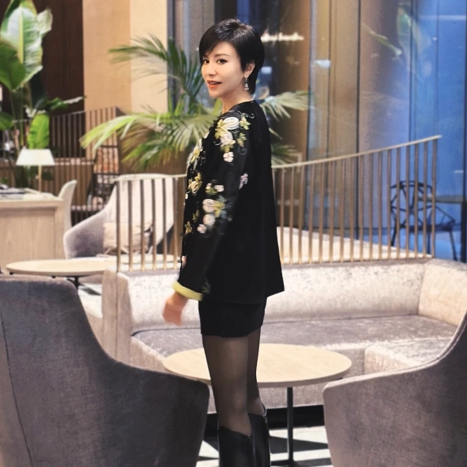 Ở tuổi U60, Lily Tien trông trẻ trung hơn tuổi nhờ mái tóc ngắn cá tính cũng gương mặt ít dấu hiệu tuổi tác, gu ăn mặc năng động.