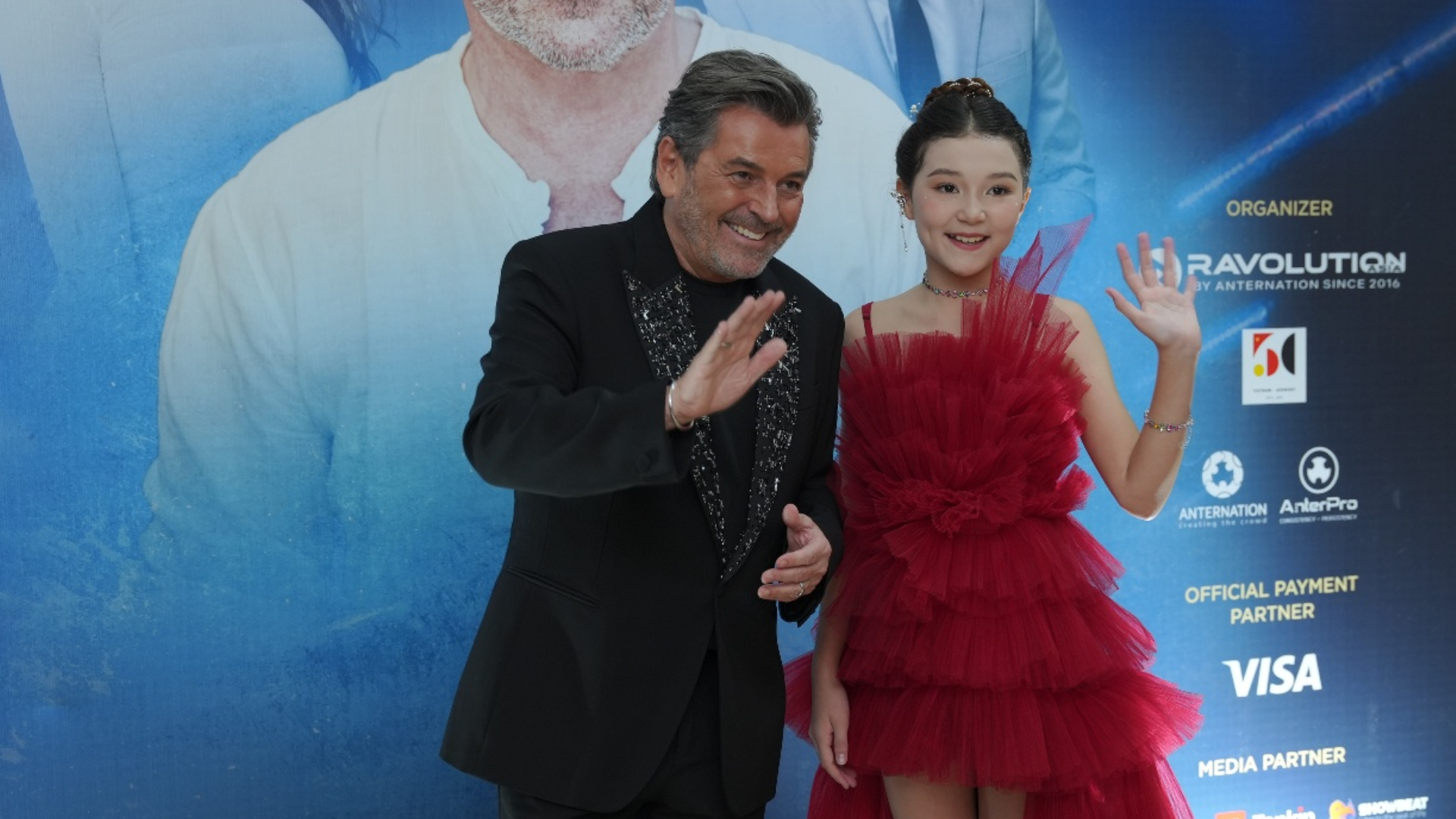 Không chỉ gây chú ý bởi tài năng sớm nở, cô bé sinh năm 2015 còn sở hữu “profile” đáng nể (ảnh chụp cùng ca sĩ Đức Thomas Anders, giọng ca huyền thoại của nhóm Modern Talking)