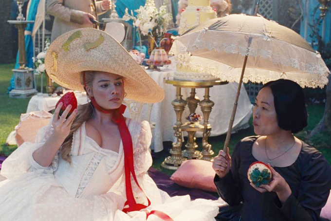 Trong phim, Margot Robbie đội mũ cói cỡ đại, mũ lông đặc trưng của Nga, khiến khán giả tranh cãi. Ảnh: Warner Bros.