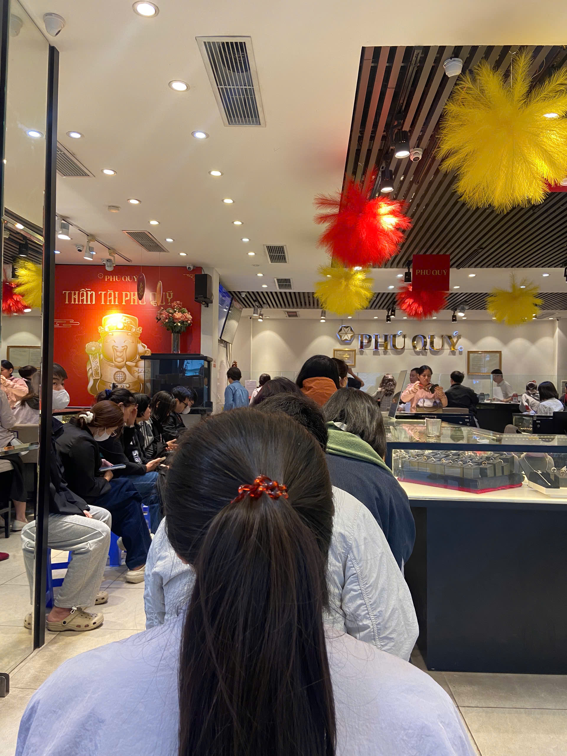 Đi xếp hàng mua vàng mới thấy: Không phải cứ có tiền mua vàng là vui!- Ảnh 2.