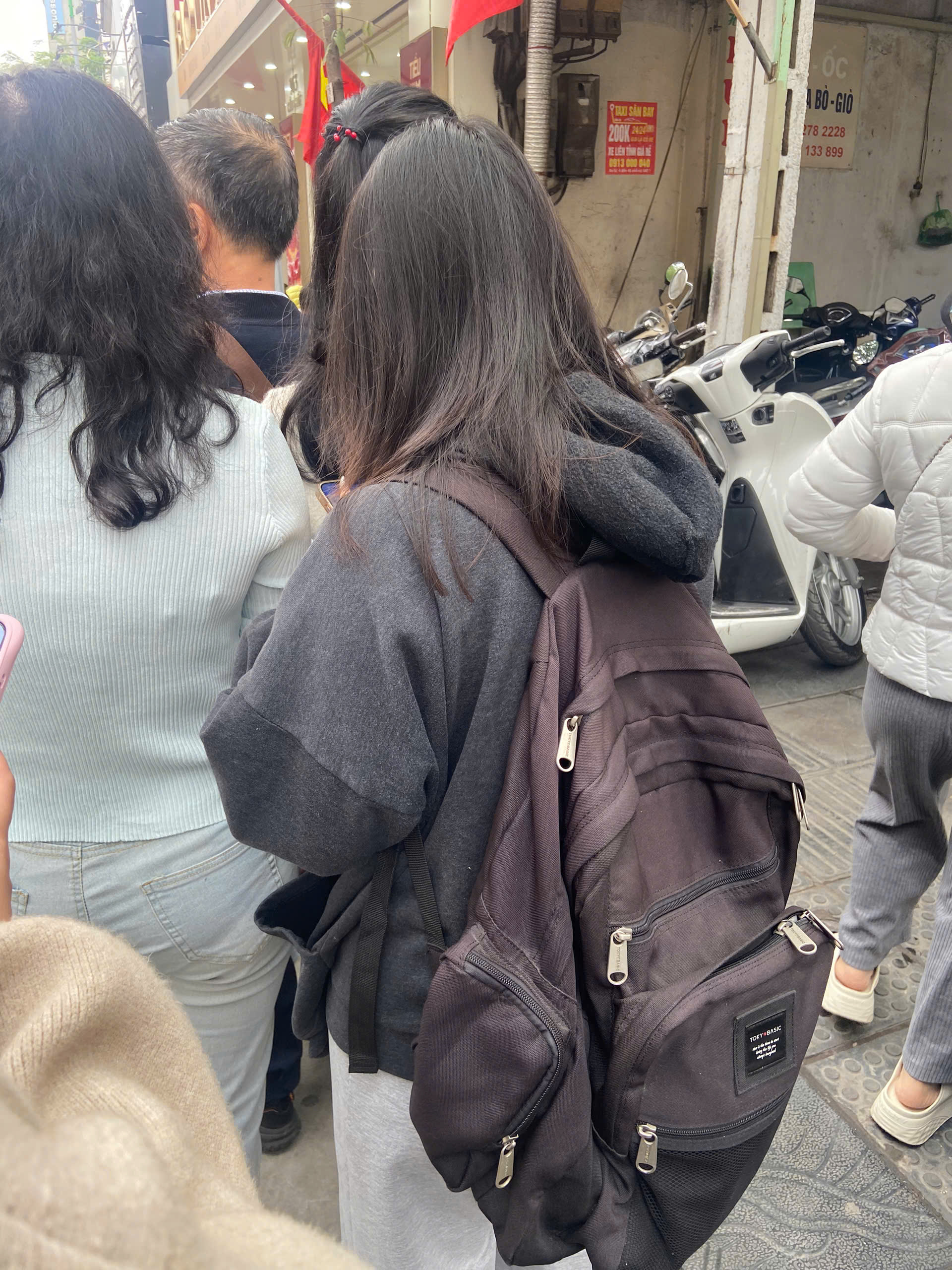 Đi xếp hàng mua vàng mới thấy: Không phải cứ có tiền mua vàng là vui!- Ảnh 3.