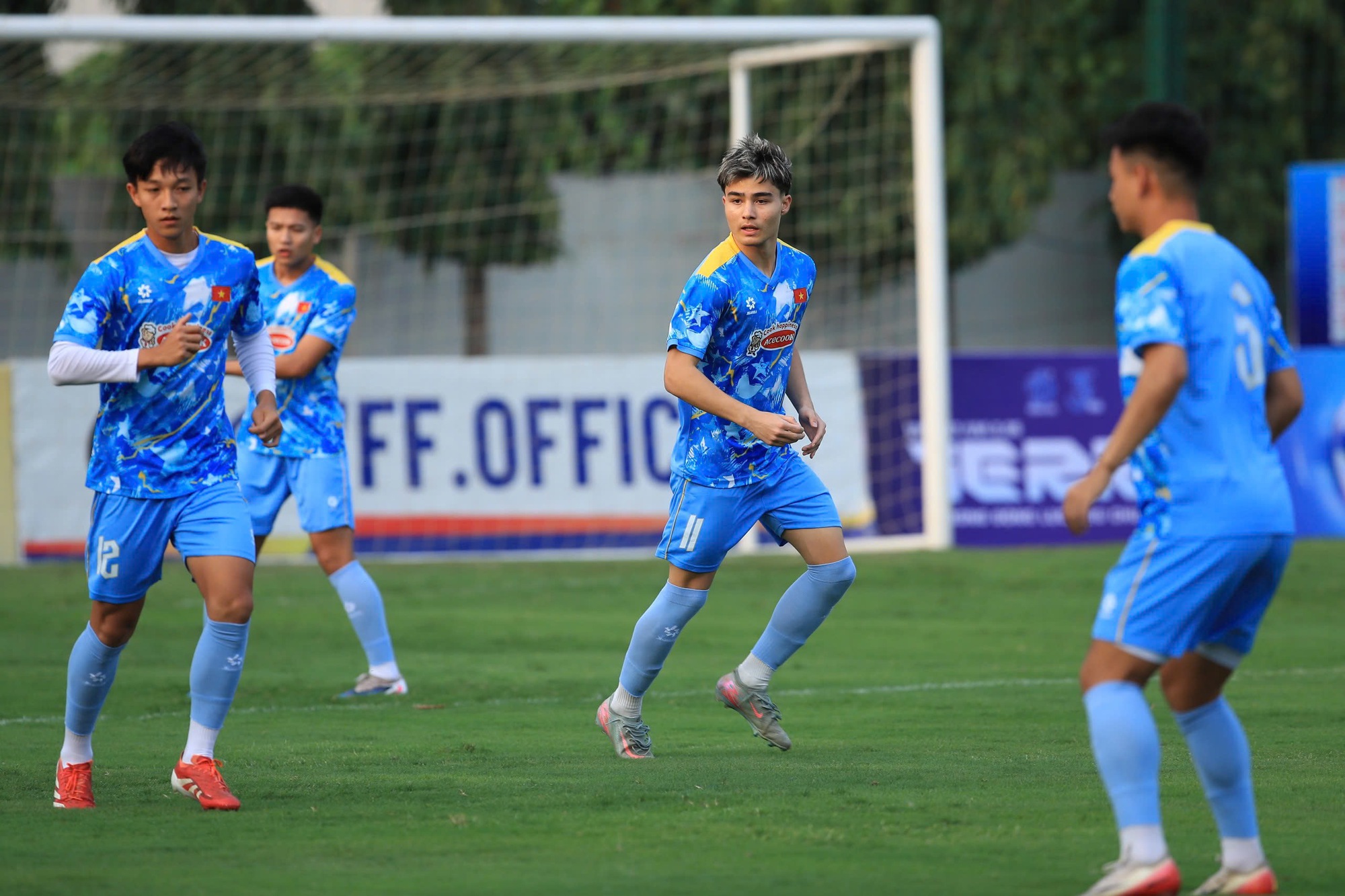 ‘Tòa tháp’ 1,96 m và Việt kiều Moric nổi bần bật giữa dàn sao U.23 Việt Nam, trợ lý thầy Kim lên tiếng- Ảnh 5.