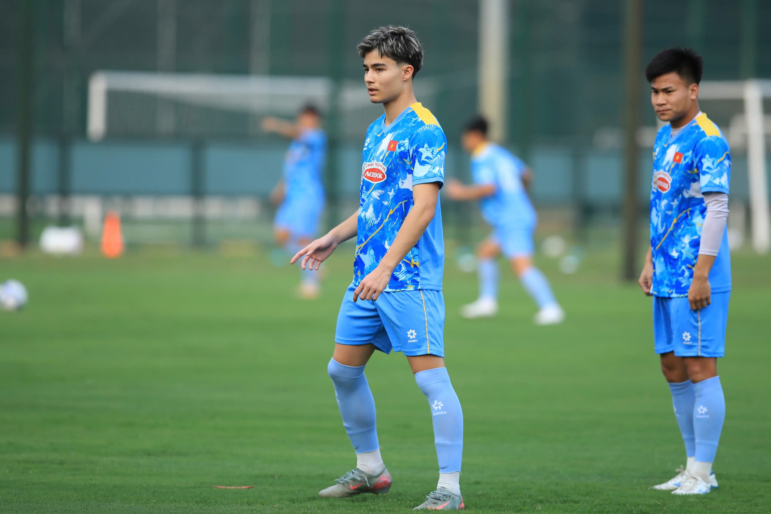 ‘Tòa tháp’ 1,96 m và Việt kiều Moric nổi bần bật giữa dàn sao U.23 Việt Nam, trợ lý thầy Kim lên tiếng- Ảnh 6.