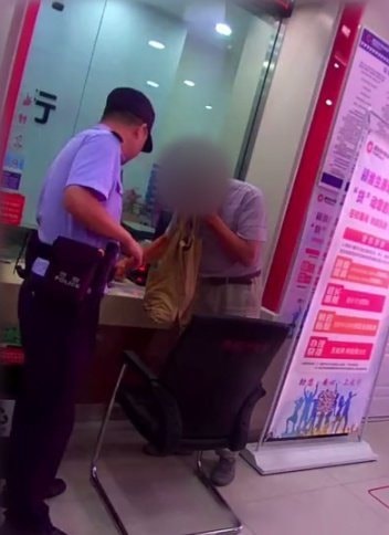 Sau khi chuyển khoản thành công 755 triệu đồng giúp lãnh đạo, người đàn ông kiểm tra tài khoản rồi vội báo công an- Ảnh 2.