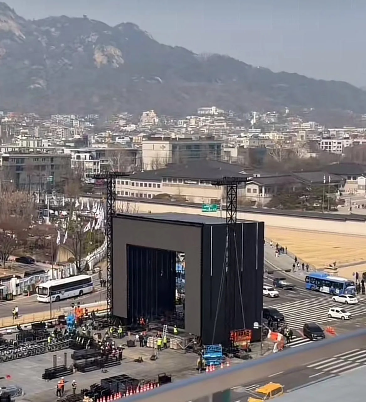 Fandom phiền nhất thế giới: Cả nhóm người soi camera an ninh, giám sát màn comeback của 7 chàng trai quyền lực nhất Hàn Quốc- Ảnh 5.