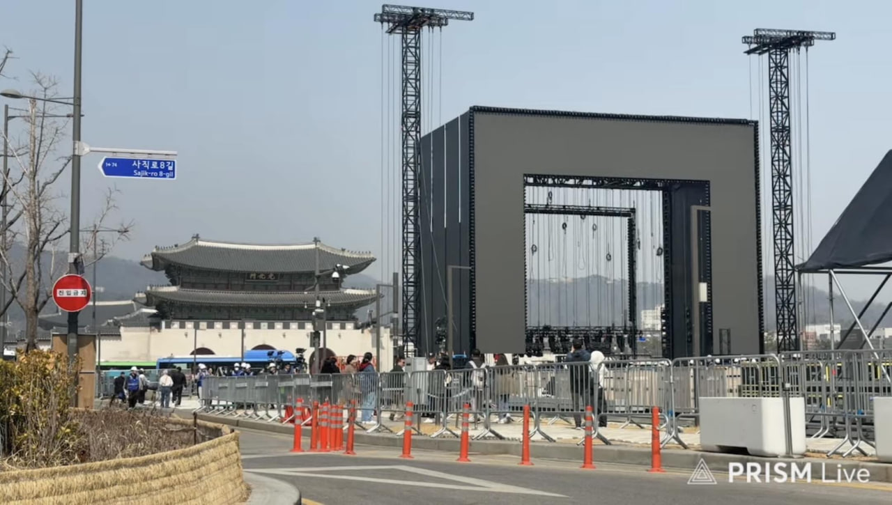 Fandom phiền nhất thế giới: Cả nhóm người soi camera an ninh, giám sát màn comeback của 7 chàng trai quyền lực nhất Hàn Quốc- Ảnh 6.