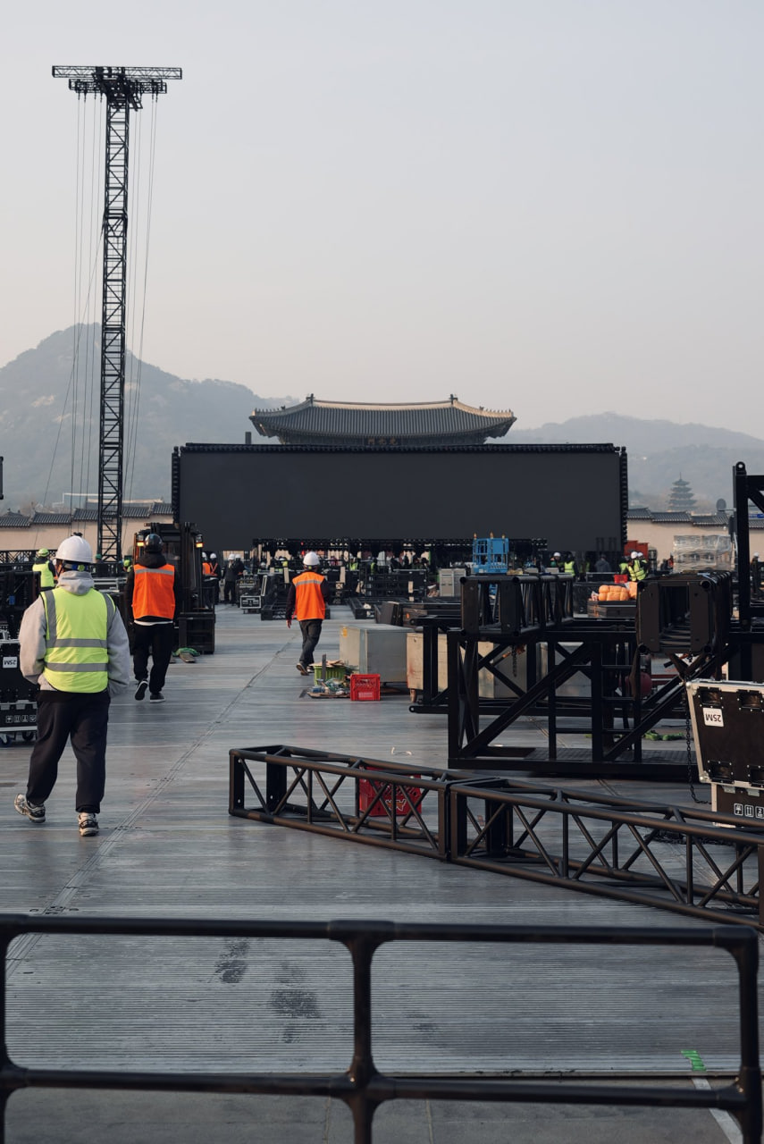 Fandom phiền nhất thế giới: Cả nhóm người soi camera an ninh, giám sát màn comeback của 7 chàng trai quyền lực nhất Hàn Quốc- Ảnh 7.