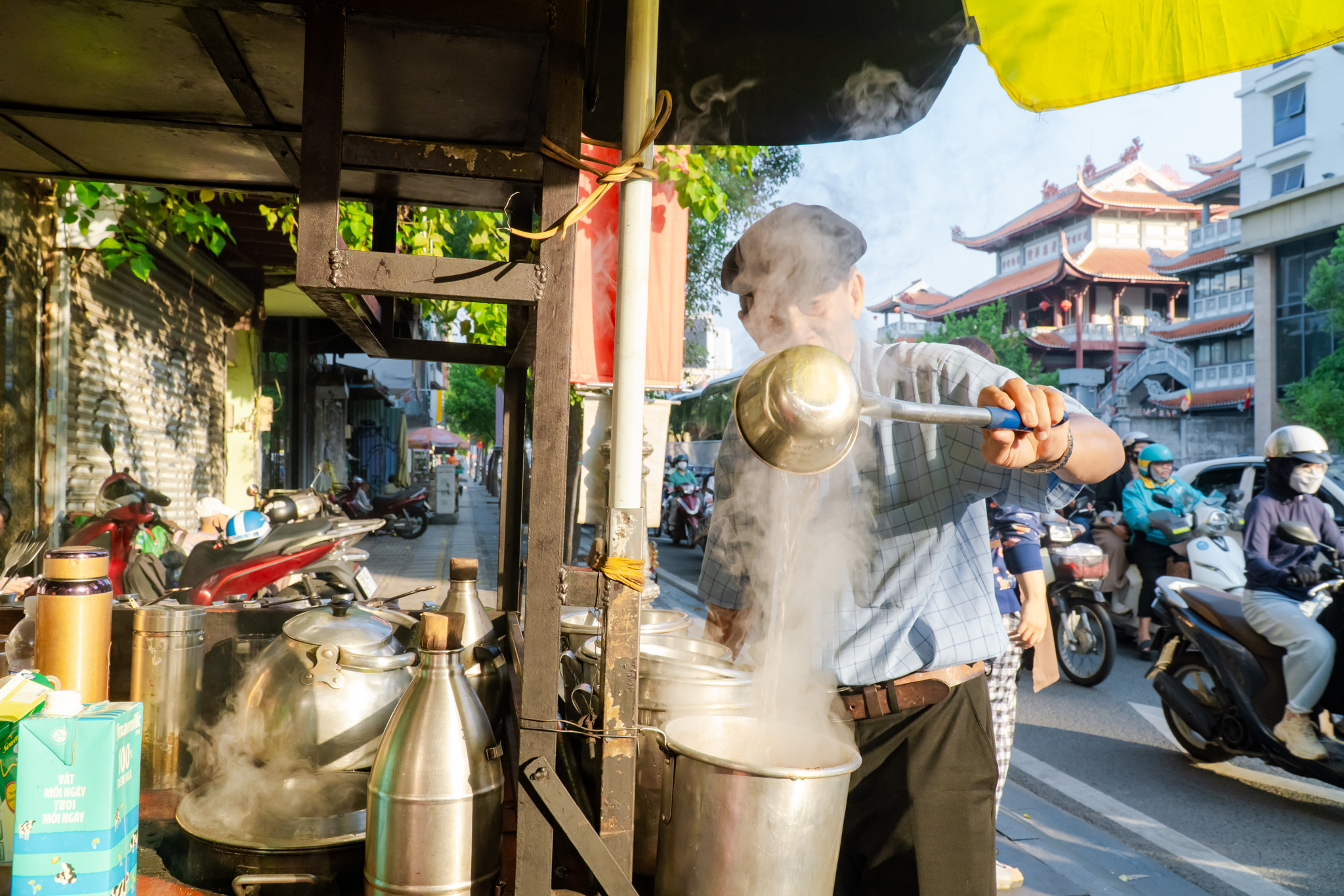 VIDEO: Nghe chuyện về những chiếc xe đẩy bán cà phê ở TPHCM - Ảnh 2.