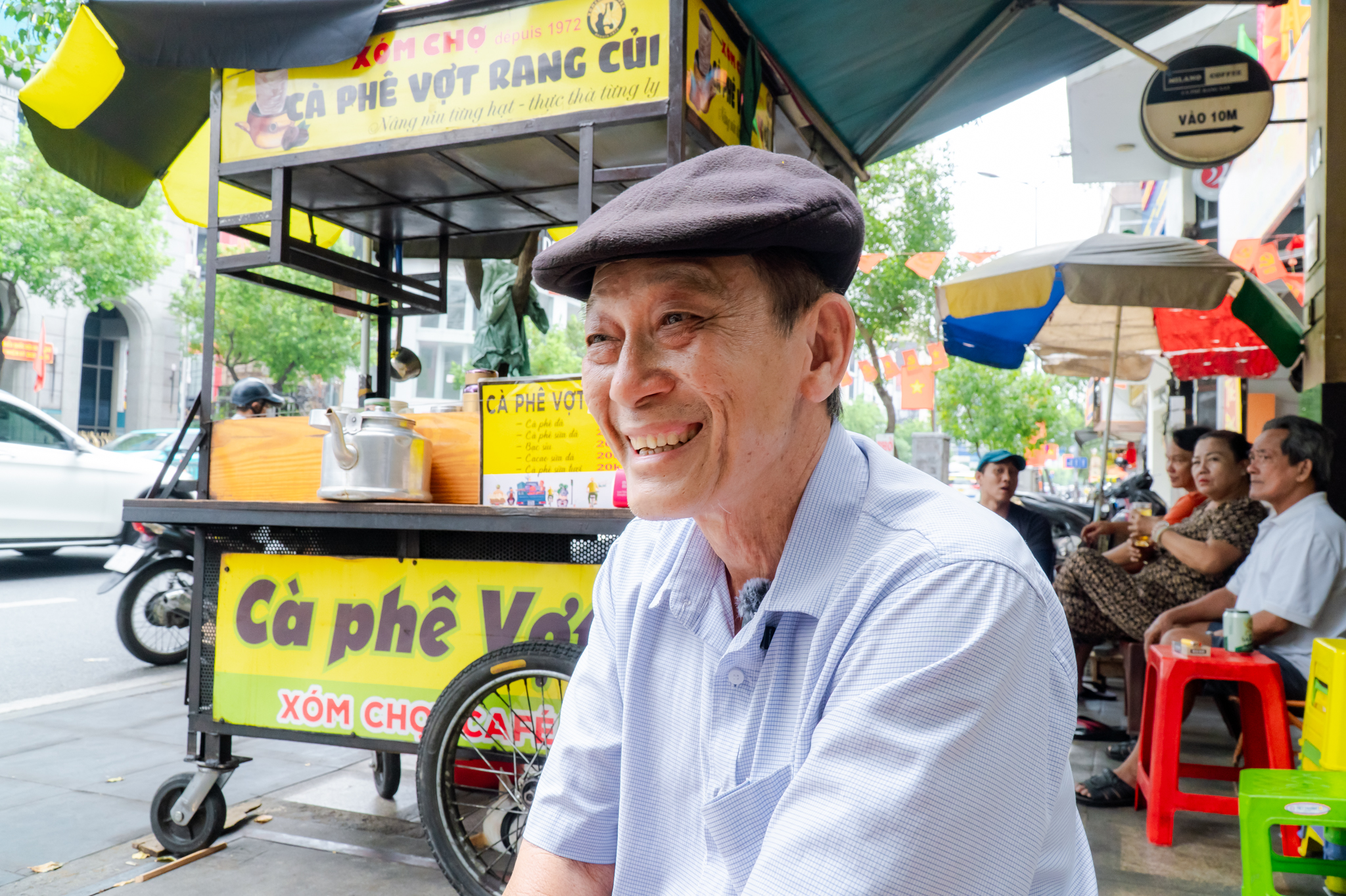 VIDEO: Nghe chuyện về những chiếc xe đẩy bán cà phê ở TPHCM - Ảnh 3.