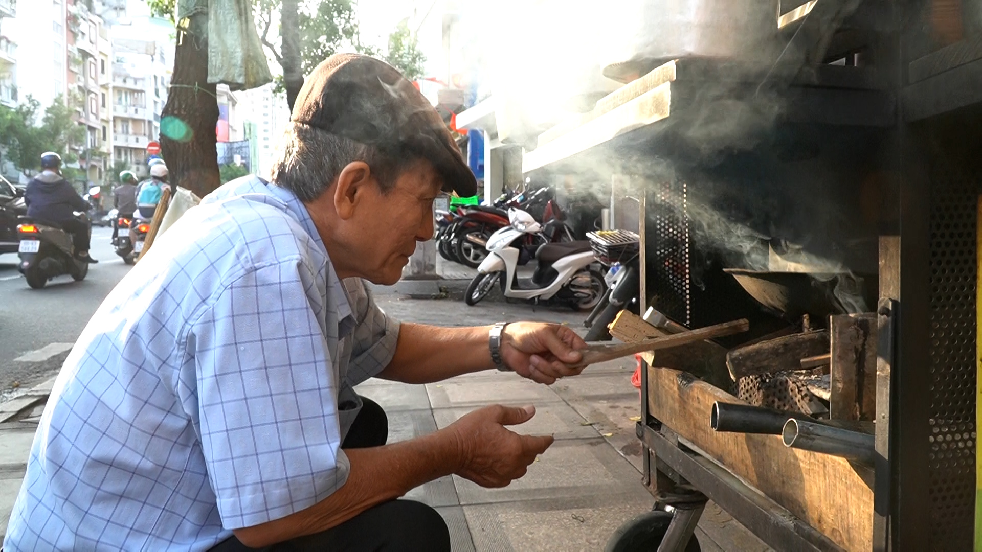VIDEO: Nghe chuyện về những chiếc xe đẩy bán cà phê ở TPHCM - Ảnh 4.