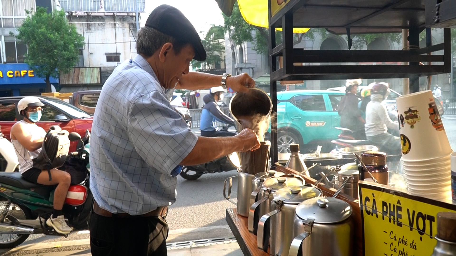 VIDEO: Nghe chuyện về những chiếc xe đẩy bán cà phê ở TPHCM - Ảnh 5.