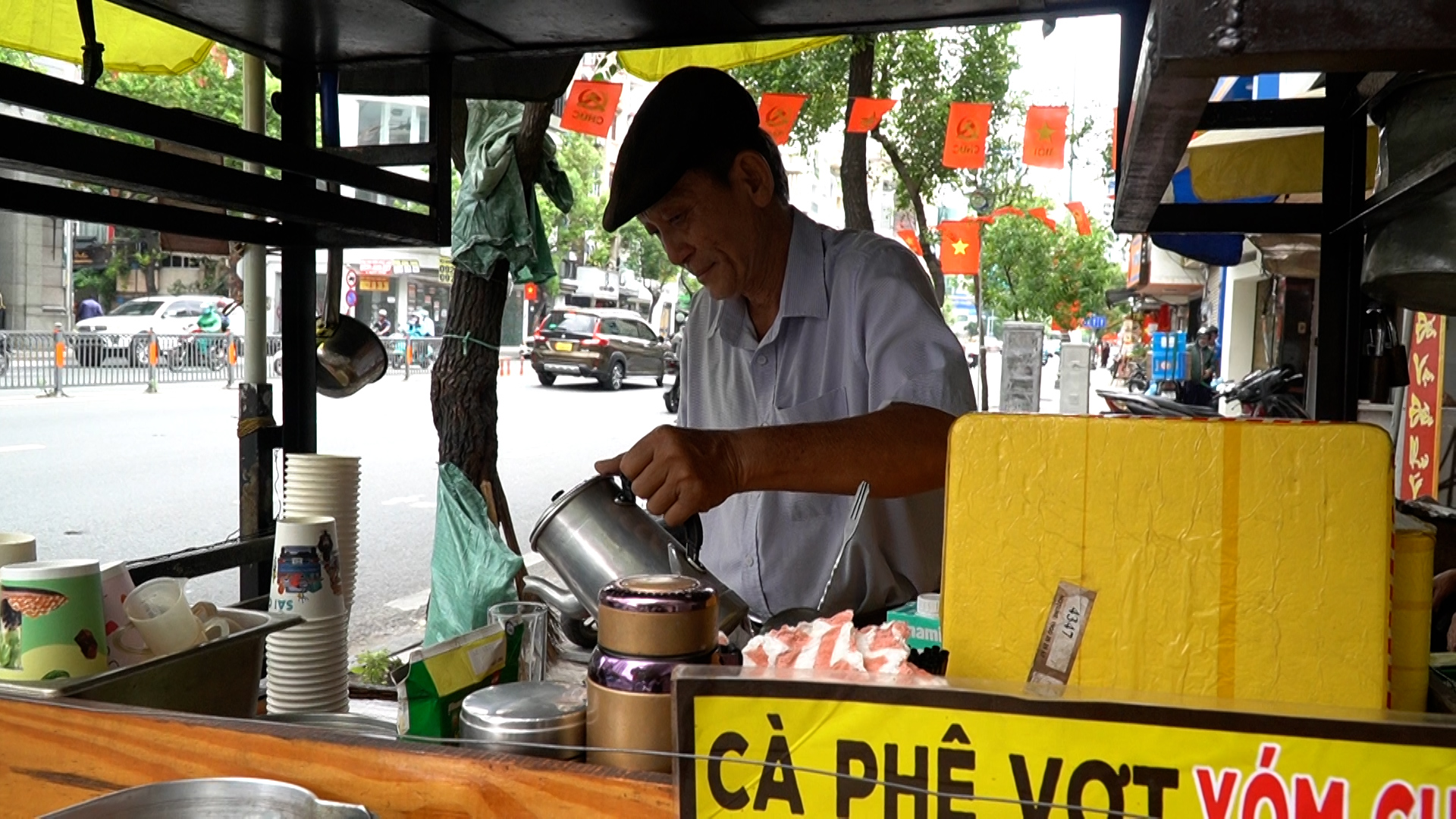 VIDEO: Nghe chuyện về những chiếc xe đẩy bán cà phê ở TPHCM - Ảnh 10.