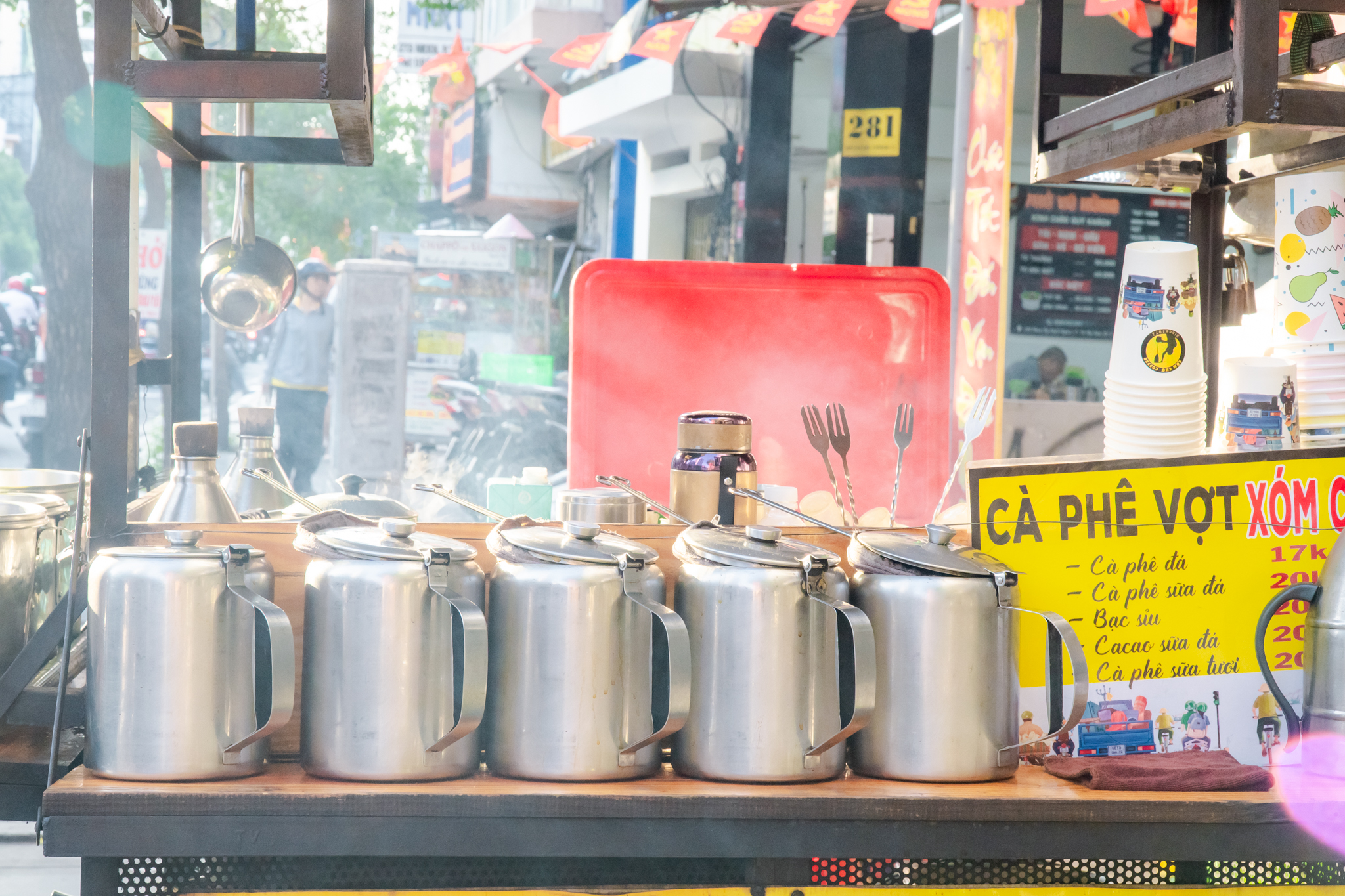 VIDEO: Nghe chuyện về những chiếc xe đẩy bán cà phê ở TPHCM - Ảnh 11.