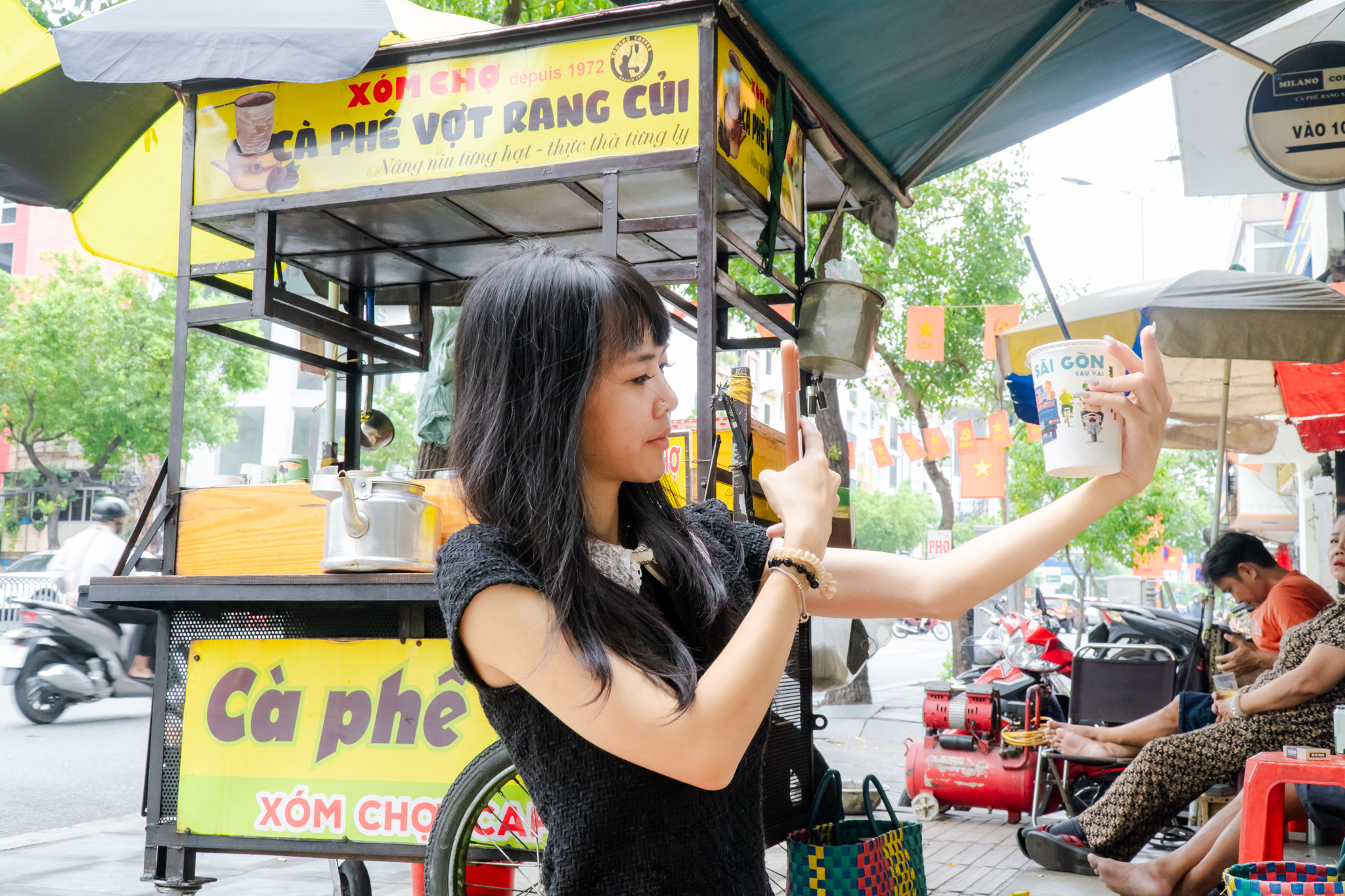 VIDEO: Nghe chuyện về những chiếc xe đẩy bán cà phê ở TPHCM - Ảnh 15.