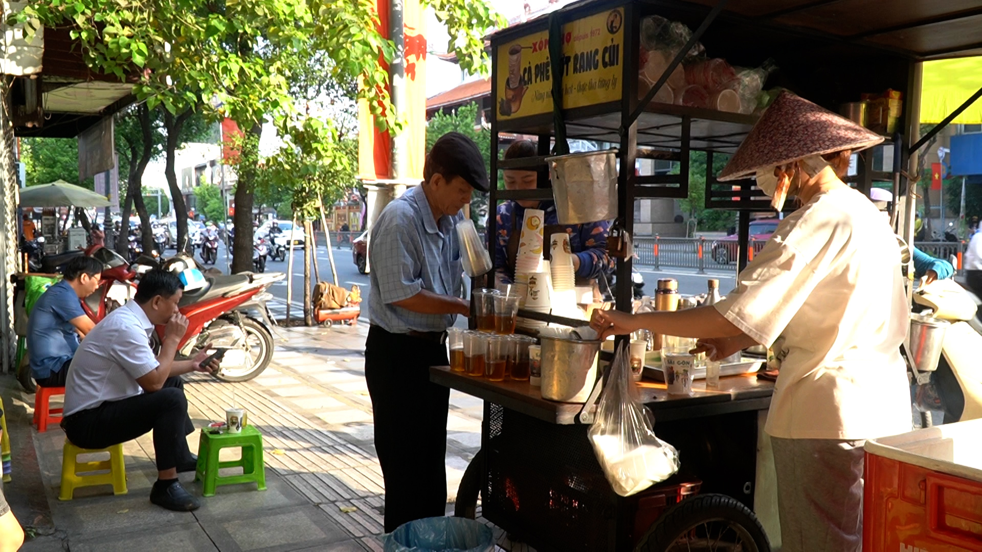 VIDEO: Nghe chuyện về những chiếc xe đẩy bán cà phê ở TPHCM - Ảnh 16.