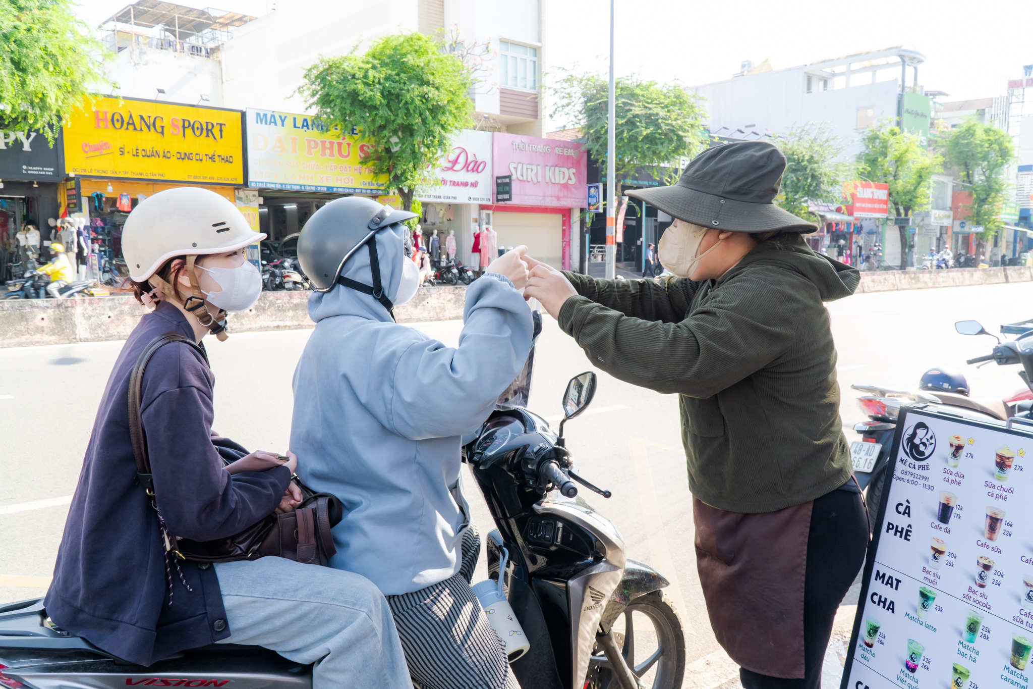 VIDEO: Nghe chuyện về những chiếc xe đẩy bán cà phê ở TPHCM - Ảnh 18.