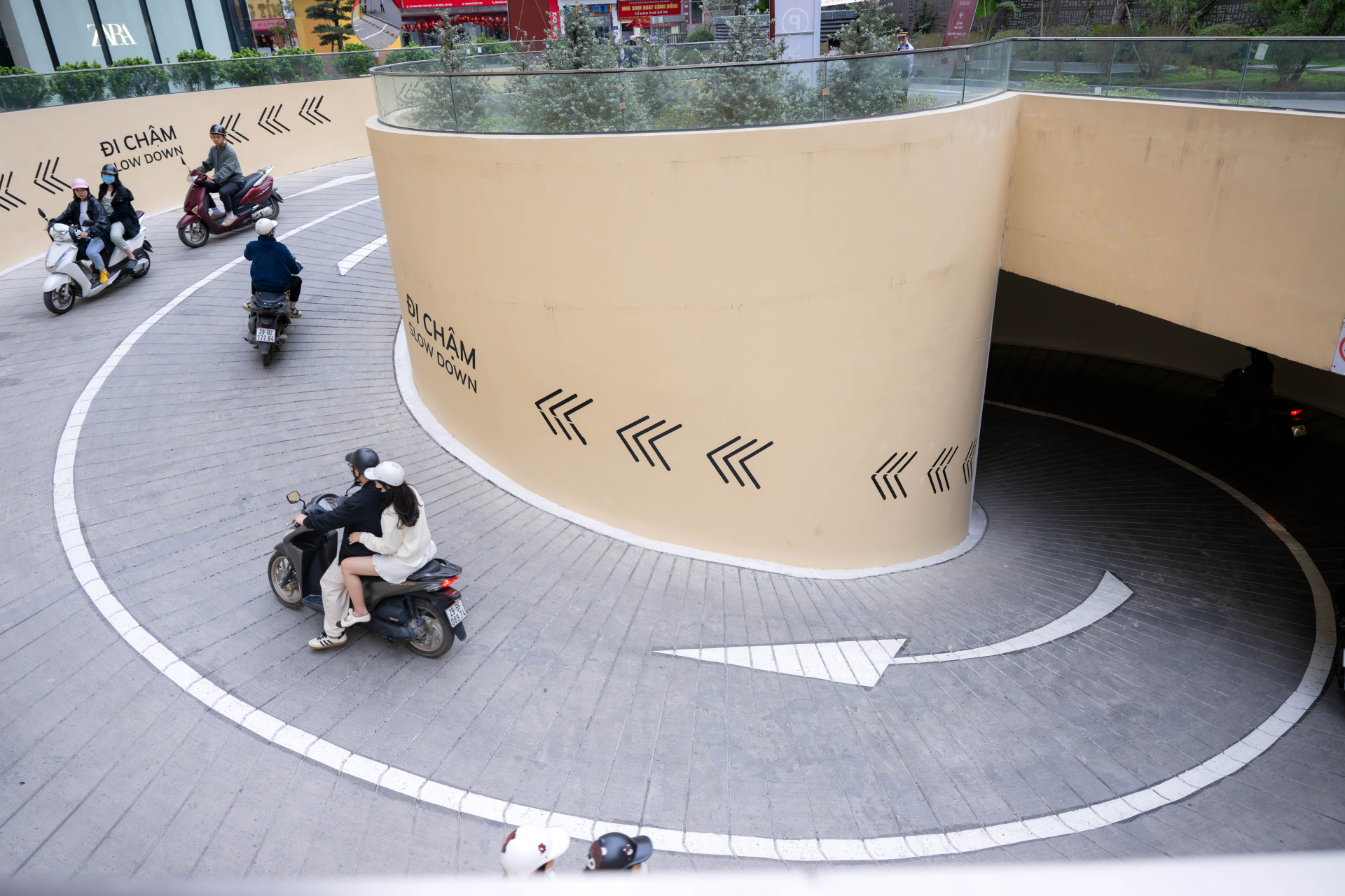 Trực tiếp lái xuống hầm xe “ám ảnh” nhất Hà Nội lúc này, liệu có đáng sợ như lời đồn?- Ảnh 3.