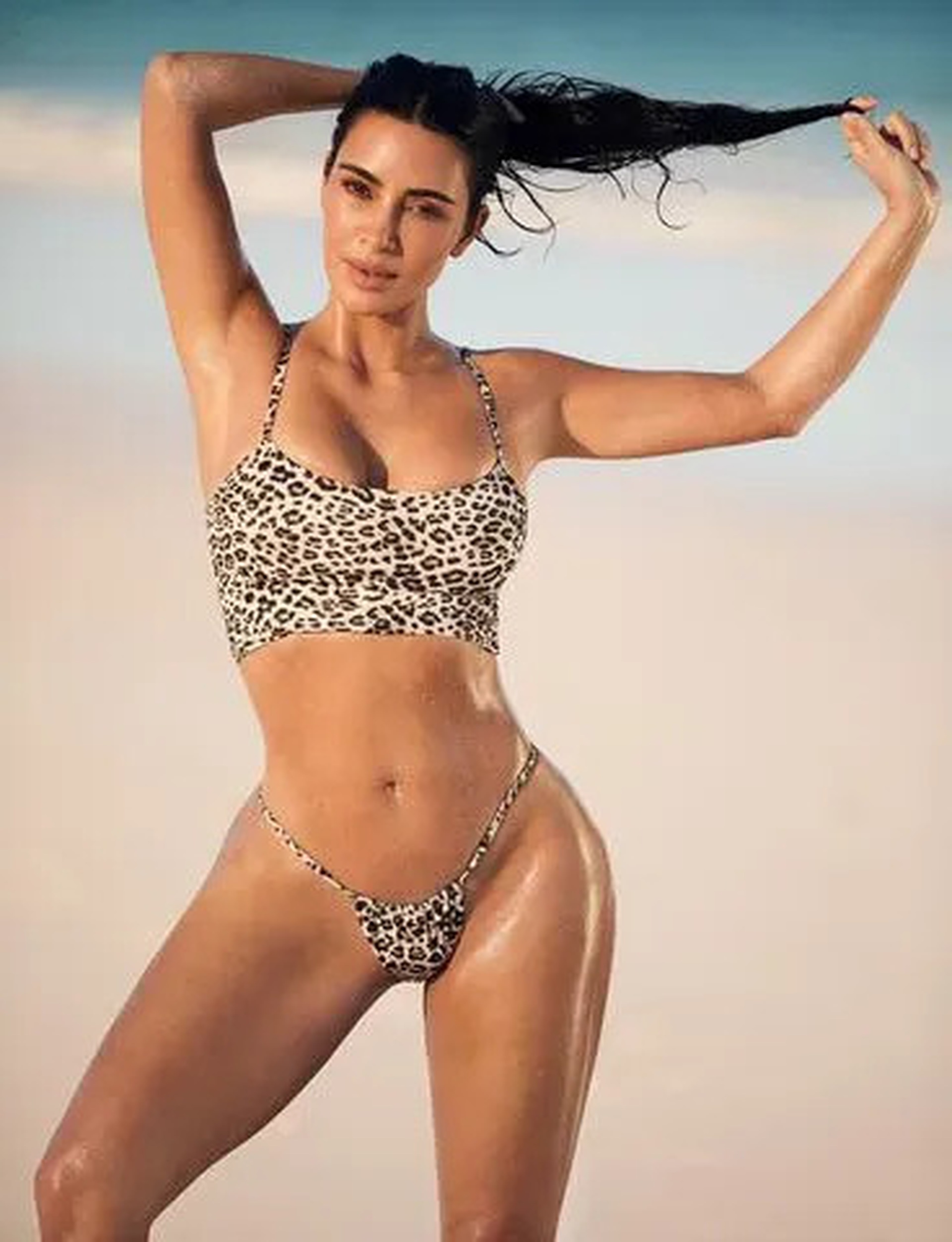 Kim Kardashian khoe đường cong trứ danh, tài sản chạm mốc 1,9 tỷ USD - 7