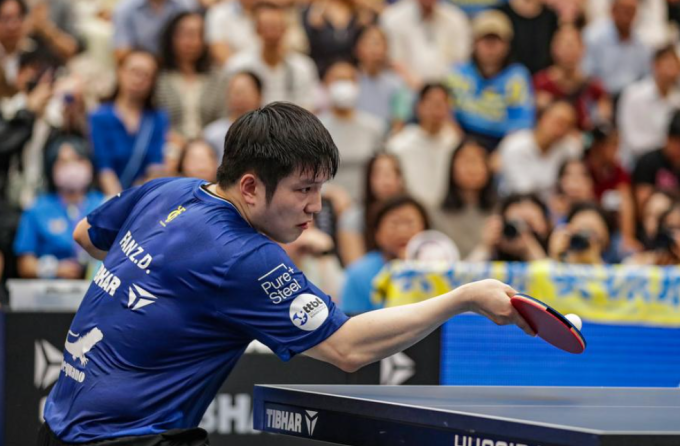 Fan Zhendong giao bóng trong trận gặp Romain Ruiz tại giải bóng bàn Bundesliga ở Saarbrucken, Đức ngày 31/8/2025. Ảnh: Xinhua