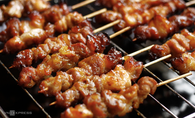 Thói quen ăn đồ nướng đêm khuya gây áp lực nặng nề cho thận. Ảnh minh họa: Bùi Thủy