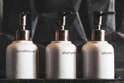 Vì sao không nên dùng sữa tắm, dầu gội ở khách sạn?