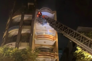 Cảnh sát cứu 5 người mắc kẹt trong vụ cháy nhà trên đường Yersin