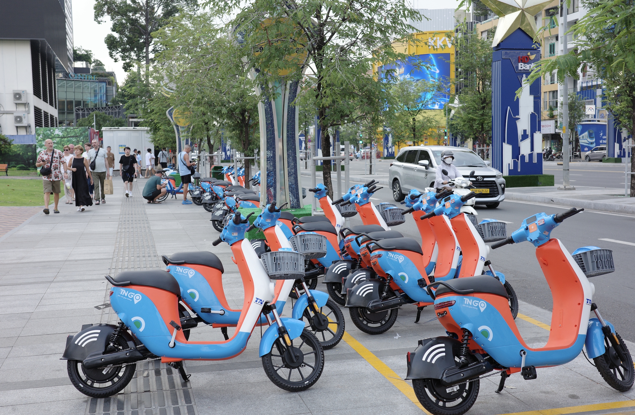 Người dân, du khách hào hứng trải nghiệm xe đạp điện công cộng- Ảnh 2.