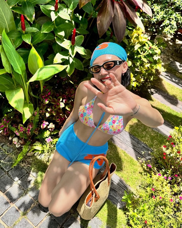 Cõi mạng hừng hực vì Tóc Tiên diện bikini, chị em gấp gáp 