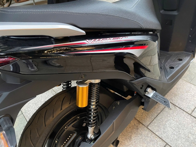 Giảm xóc sau dạng kép, có trang bị bình dầu phụ hứa hẹn khả năng di chuyển êm ái. Ảnh: Tuấn Vũ