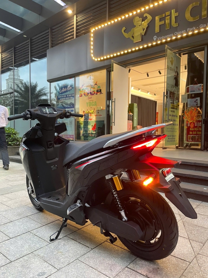 Phần đuôi xe tạo điểm nhấn với đèn báo rẽ tích hợp chắn bùn giống các mẫu xe thể thao. Ảnh: Tuấn Vũ