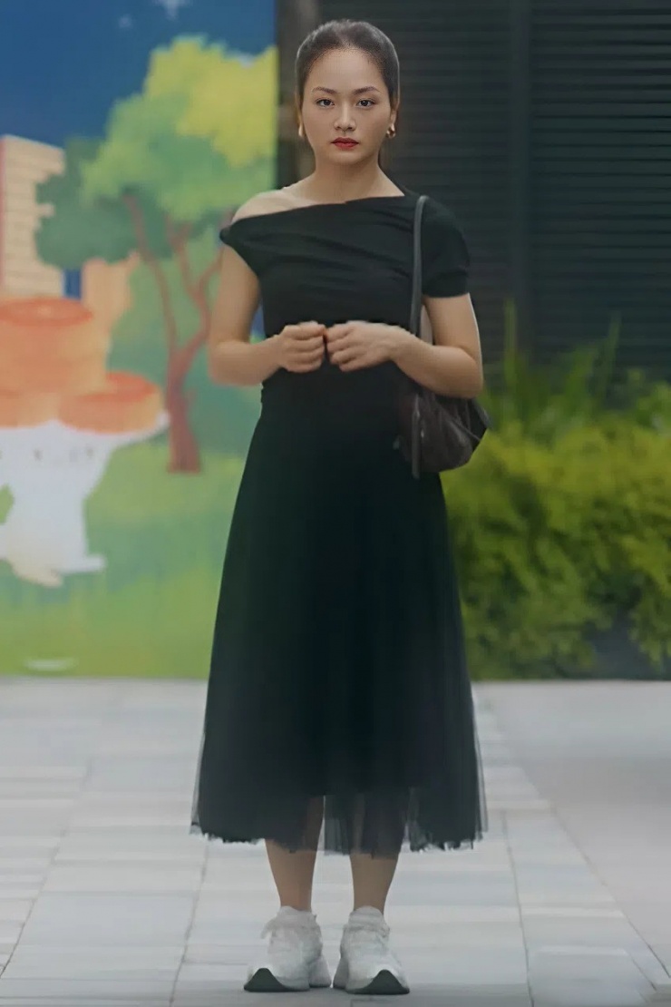 Kết hợp chân váy tulle với giày thể thao to sụ, đôi chân của Lan Phương trông bị ngắn. Thói quen này khiến Lan Phương bị chê mắc lỗi mix đồ trong một số phân cảnh vì trang phục và giày chưa ăn nhập.