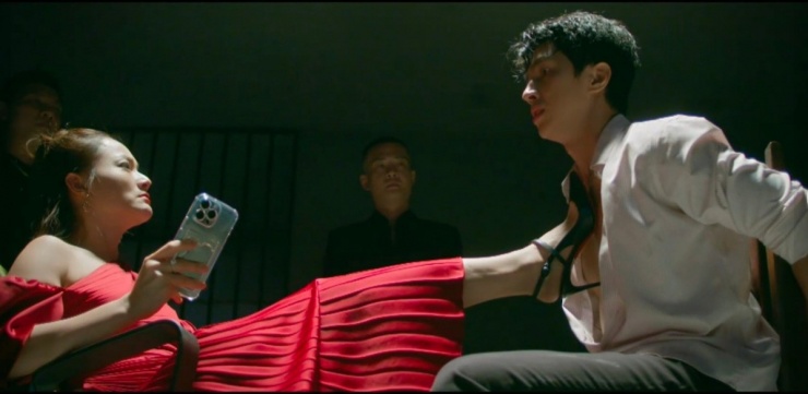 Trong một cảnh quay khác của 'Đồng hồ đếm ngược', Lan Phương có cách mix đồ được nhận xét phù hợp. Việc diện giày gót nhọn cùng đầm đỏ giúp nữ diễn viên thể hiện rõ sự nguy hiểm, cực đoan của nhân vật.