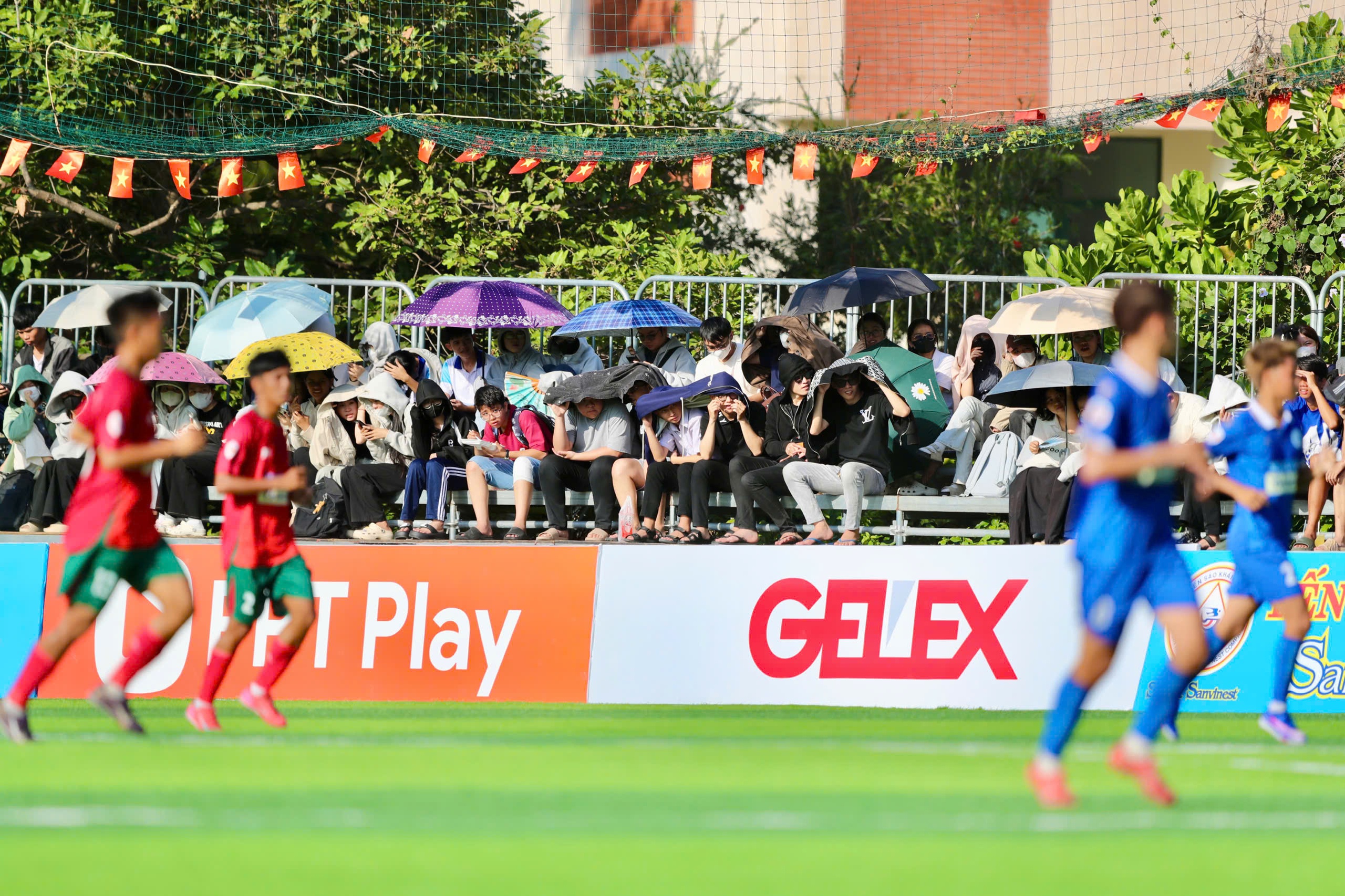 Tình yêu chân thành của 'cầu thủ thứ 12'- Ảnh 5.