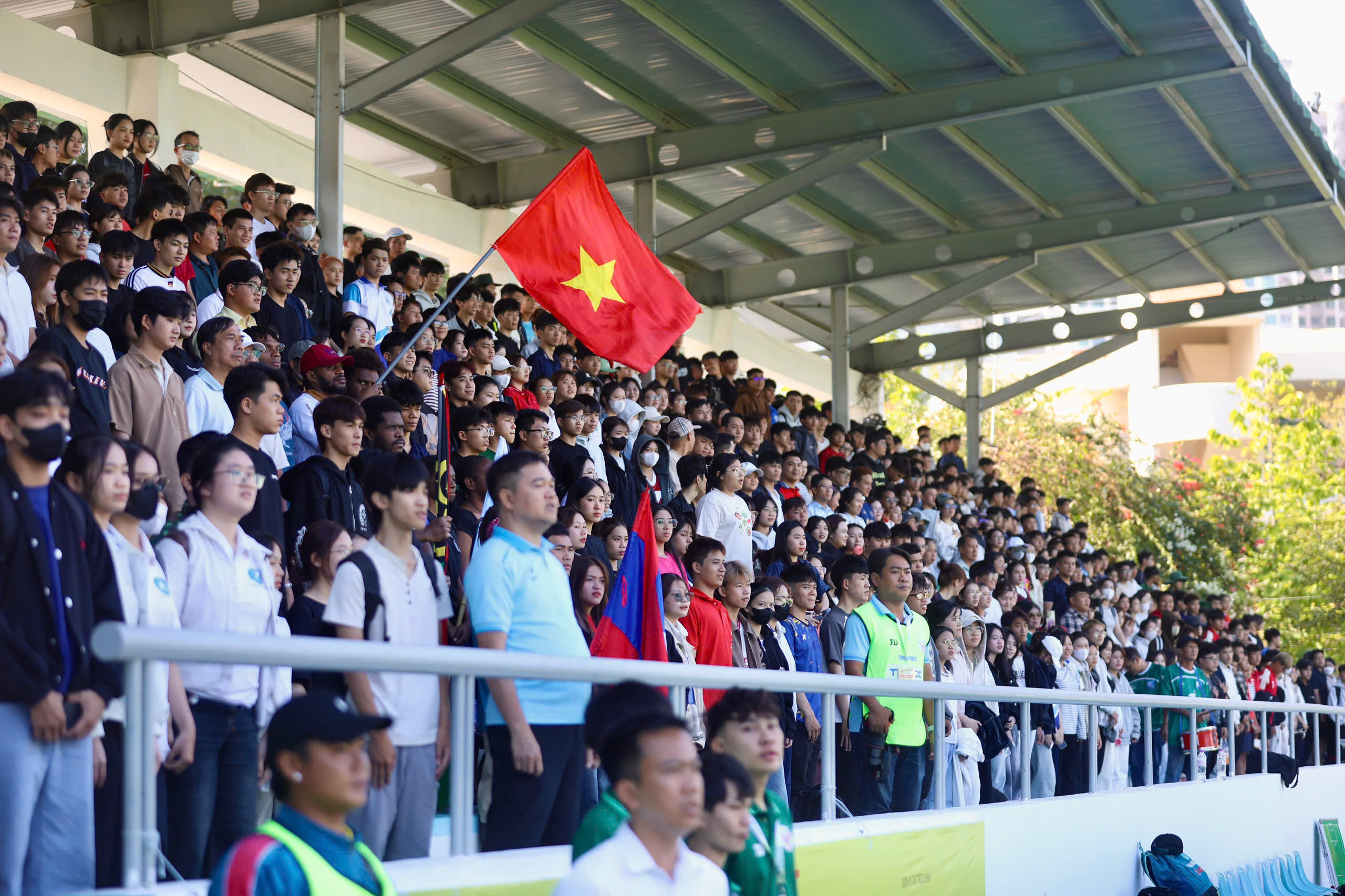 Xem giải sinh viên, Diễn viên Huy Khánh bồi hồi nhớ thời 'đi chân trần, đá bóng nhựa'- Ảnh 2.