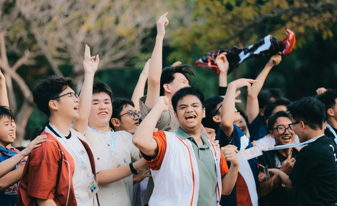 Kiệt (áo xanh) sôi nổi trong hoạt động ngoại khóa của lớp. Ảnh: Nhân vật cung cấp