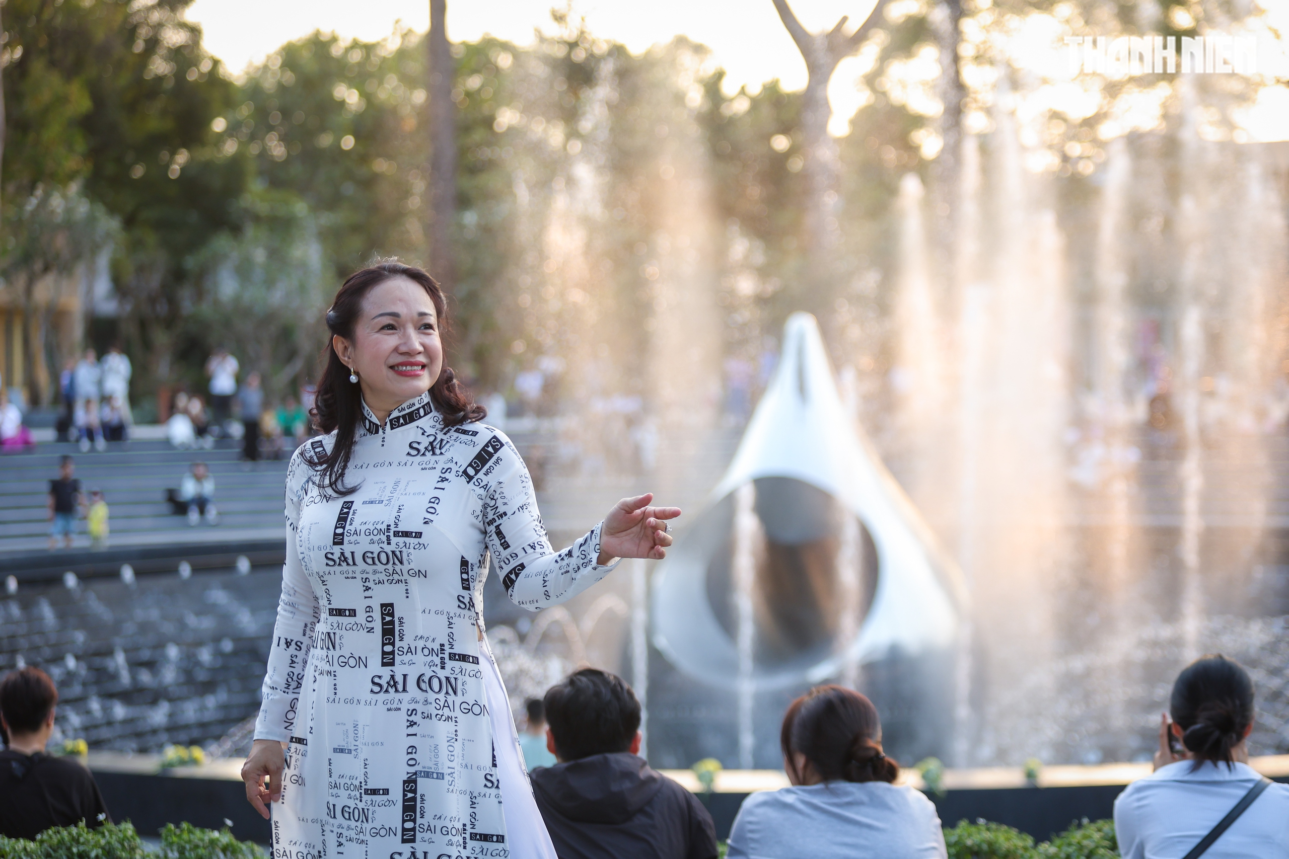 Tượng đài Giọt nước tại công viên Lý Thái Tổ thu hút người dân TP . HCM xem nhạc nước - Ảnh 6.