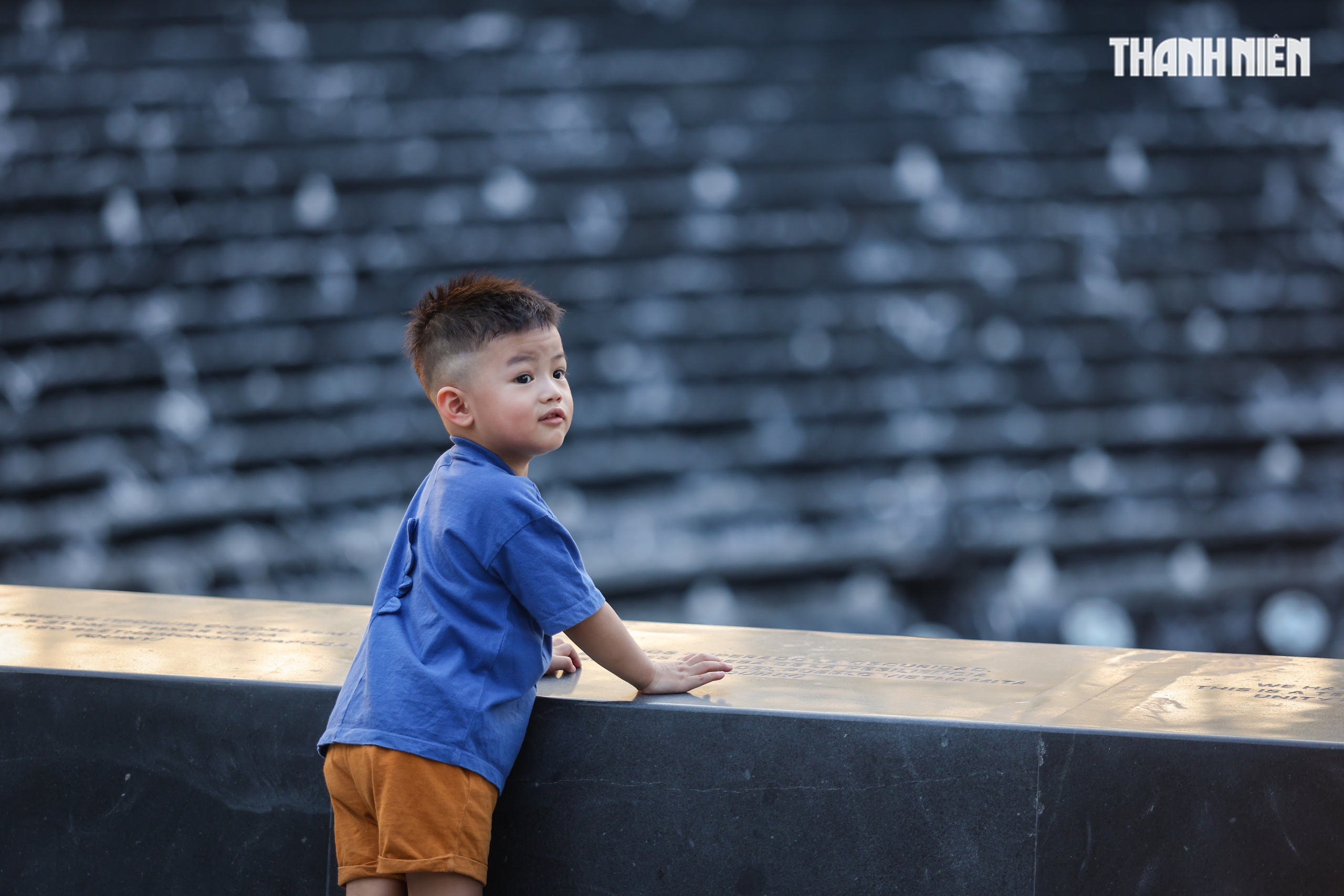 Tượng đài Giọt nước tại công viên Lý Thái Tổ thu hút người dân TP . HCM xem nhạc nước - Ảnh 8.