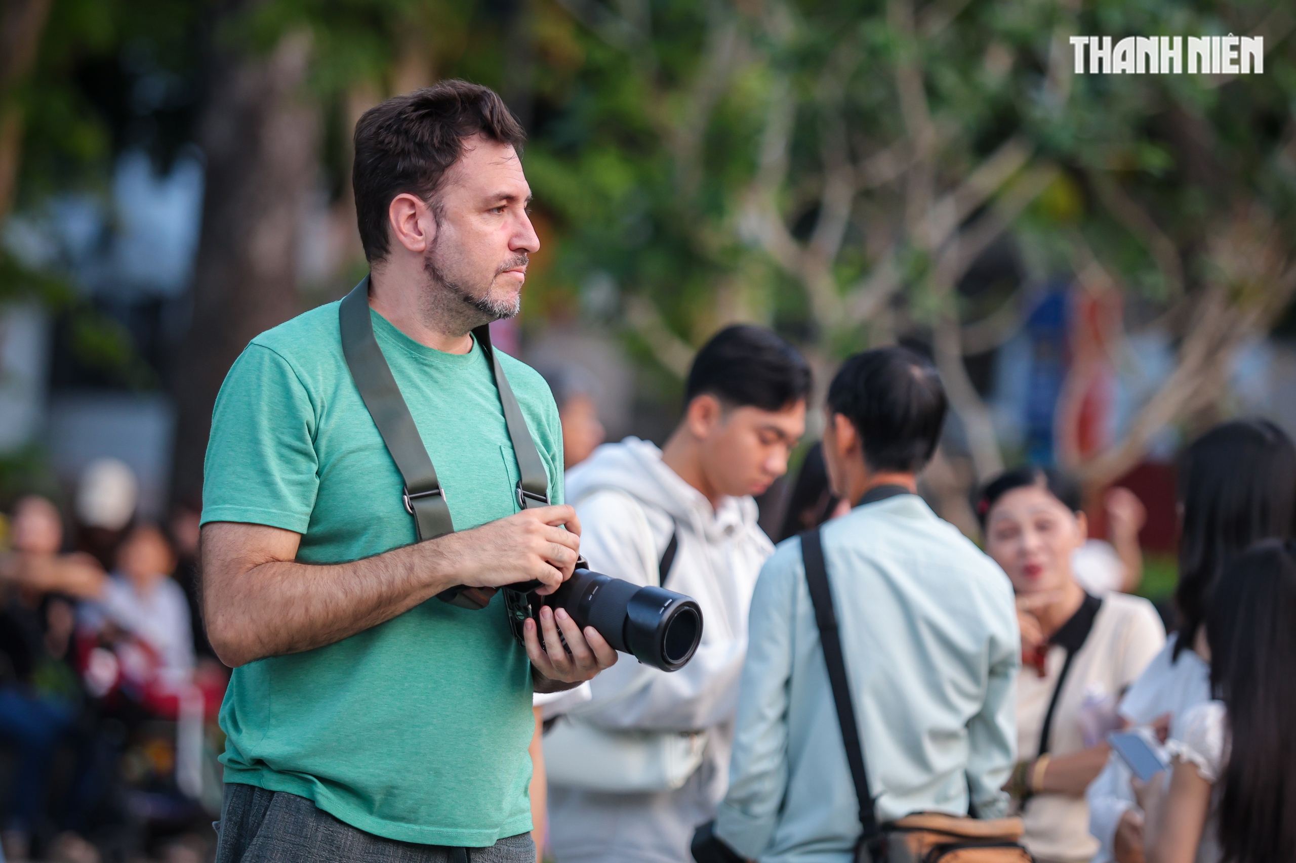 Tượng đài Giọt nước tại công viên Lý Thái Tổ thu hút người dân TP . HCM xem nhạc nước - Ảnh 11.