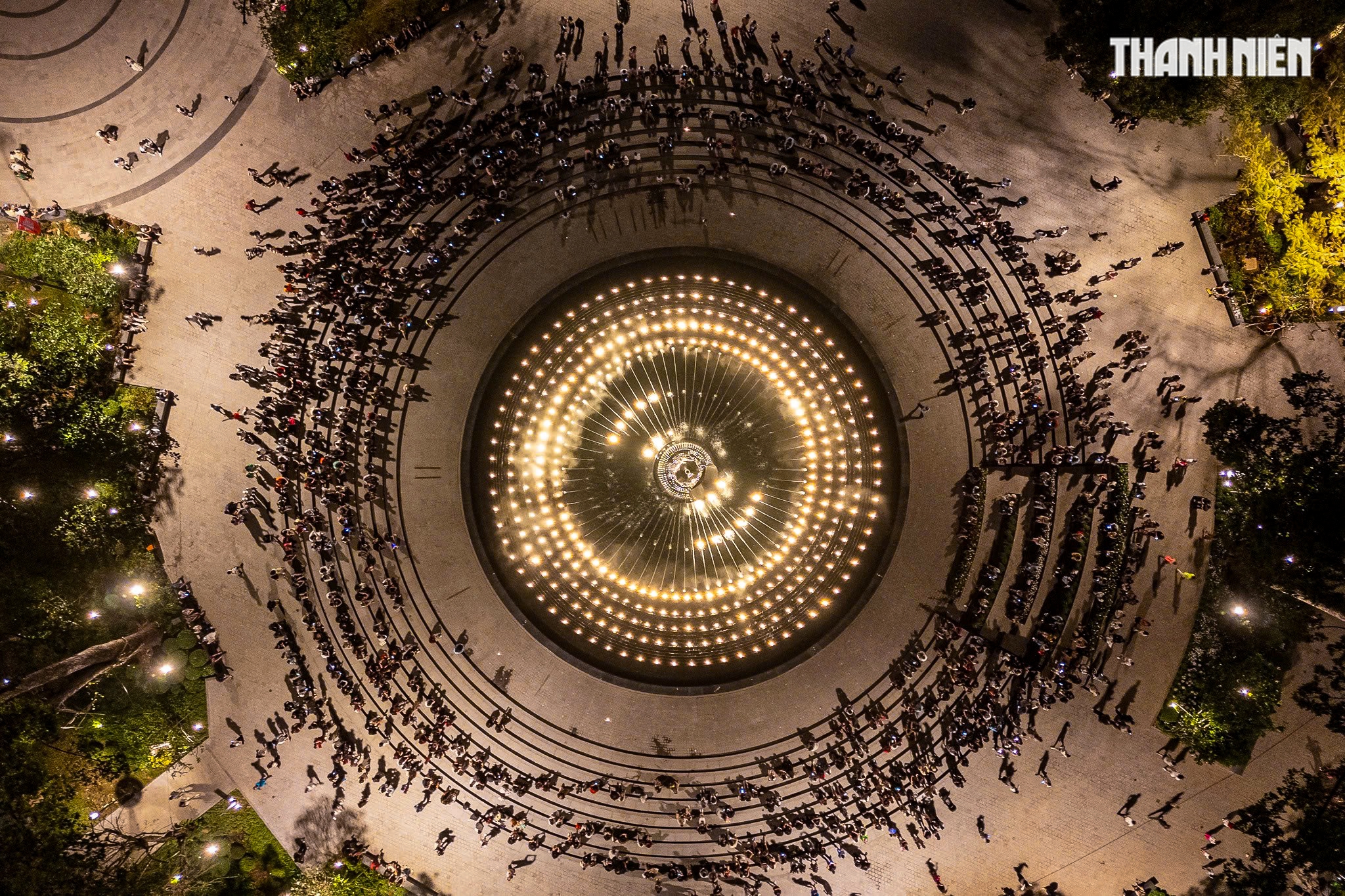 Tượng đài Giọt nước tại công viên Lý Thái Tổ thu hút người dân TP . HCM xem nhạc nước - Ảnh 14.