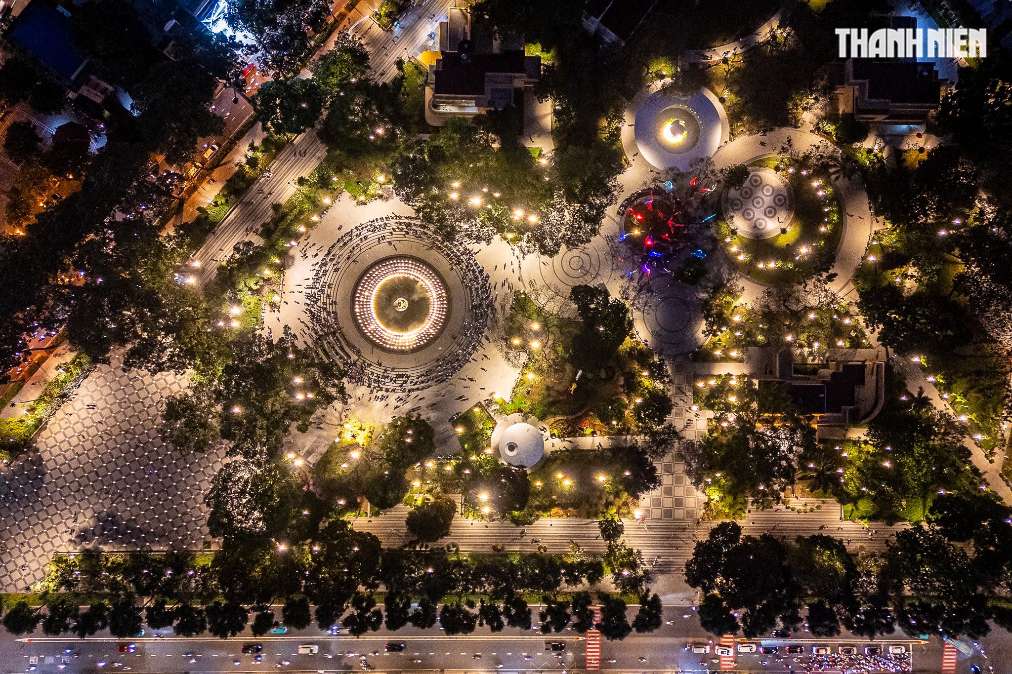 Tượng đài Giọt nước tại công viên Lý Thái Tổ thu hút người dân TP . HCM xem nhạc nước - Ảnh 15.