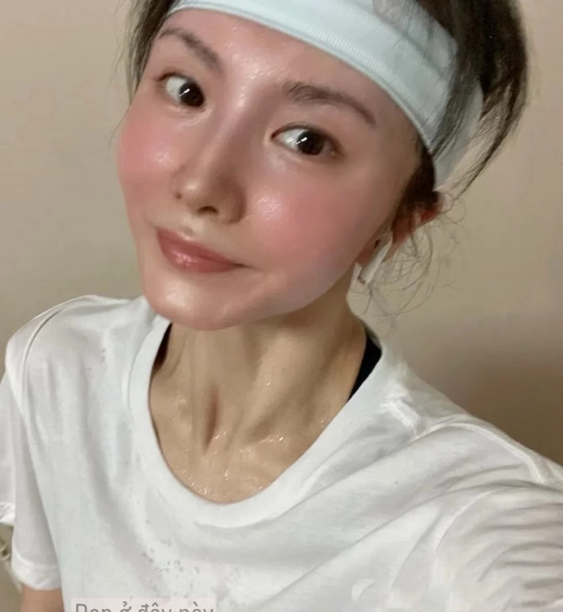 44 tuổi, tôi trị nám thành công nhờ thay đổi 6 thói quen và nhận ra rằng không phải cứ bôi nhiều là tốt- Ảnh 11.