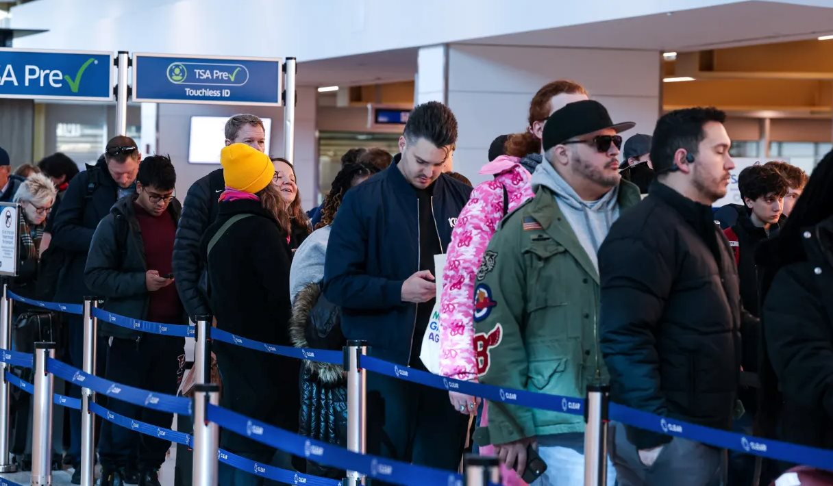 Mỹ sắp đóng cửa loạt sân bay, 50.000 nhân viên phải làm việc không lương thưởng: Chuyện gì đây?- Ảnh 2.