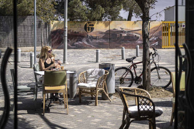 Nữ du khách tận hưởng bầu không khí thanh bình tại thị trấn Mitzpe Ramon ngày 15/3. Ảnh: AP