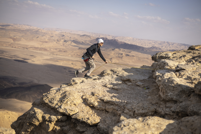Người đàn ông chuẩn bị leo từ miệng núi lửa xuống dưới ở sa mạc Negev ngày 15/3. Ảnh: AFP