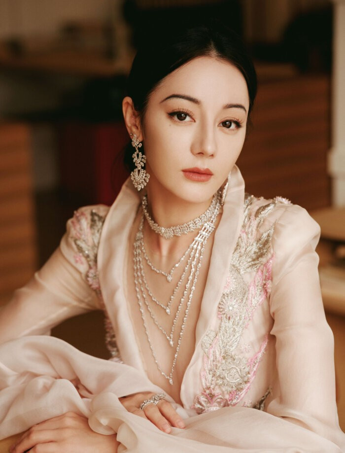 Địch Lệ Nhiệt Ba tê liệt hoàn toàn- Ảnh 4.